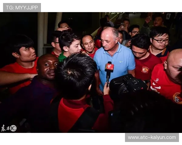 门兴格拉德巴赫赛前致敬功勋教练，球迷举横幅纪念